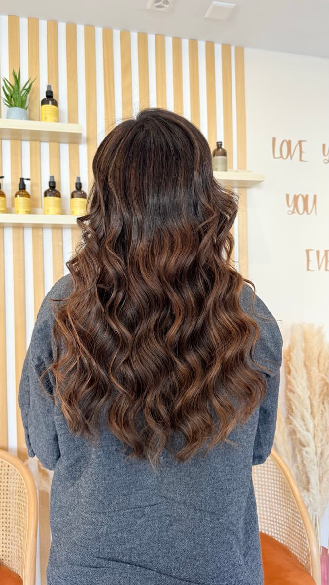 Castano scuro con onde definite - Hairstyle Bioggio